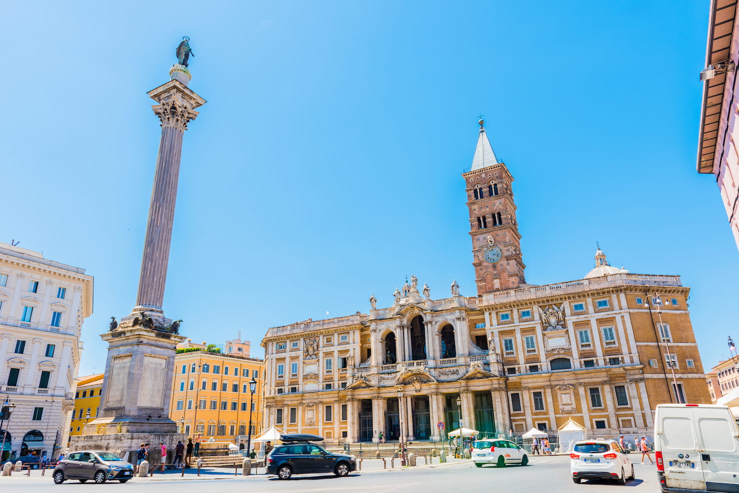 La basilica di Santa Maria Maggiore con la celebre colonna Mariana