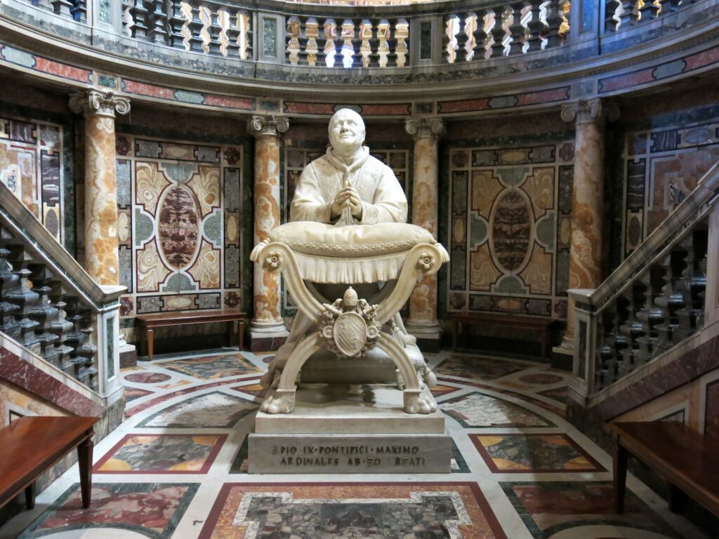 Statua di Papa Pio IX, ulteriore simbolo del legame tra i pontefici e la basilica