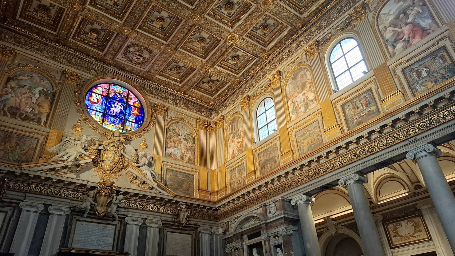 Caratteristico soffitto a cassettoni dorati di Santa Maria Maggiore
